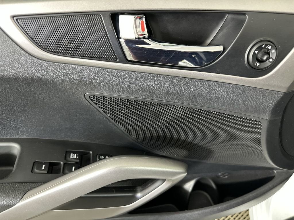 2017 Hyundai Veloster Base w/Black