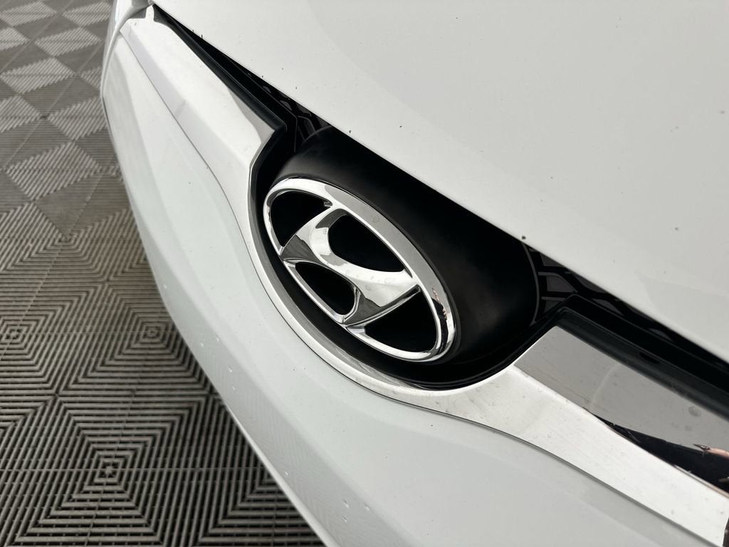 2017 Hyundai Veloster Base w/Black