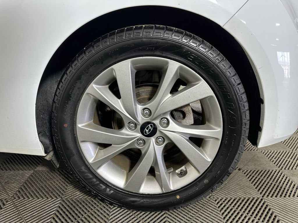 2017 Hyundai Veloster Base w/Black