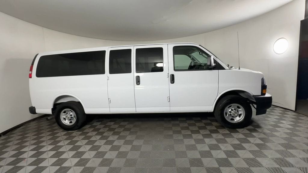 2025 Chevrolet Express Passenger 1LS