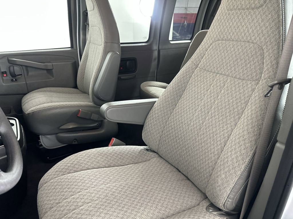 2025 Chevrolet Express Passenger 1LS