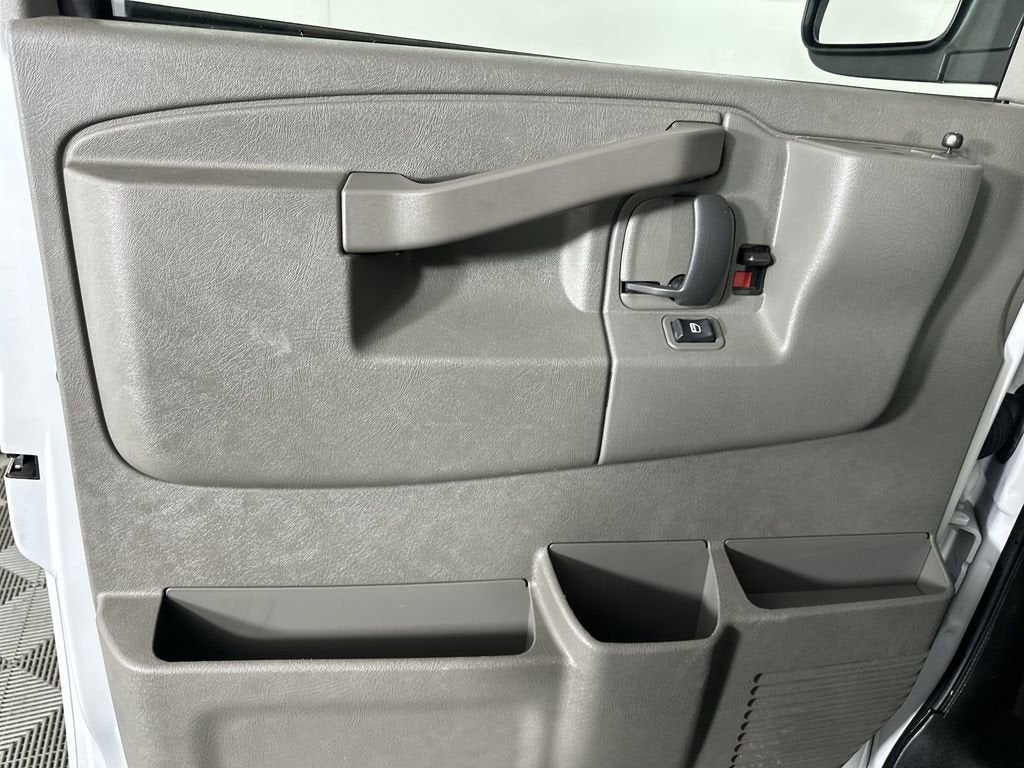 2025 Chevrolet Express Passenger 1LS