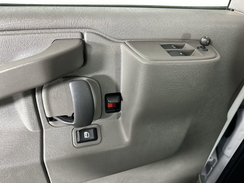 2025 Chevrolet Express Passenger 1LS