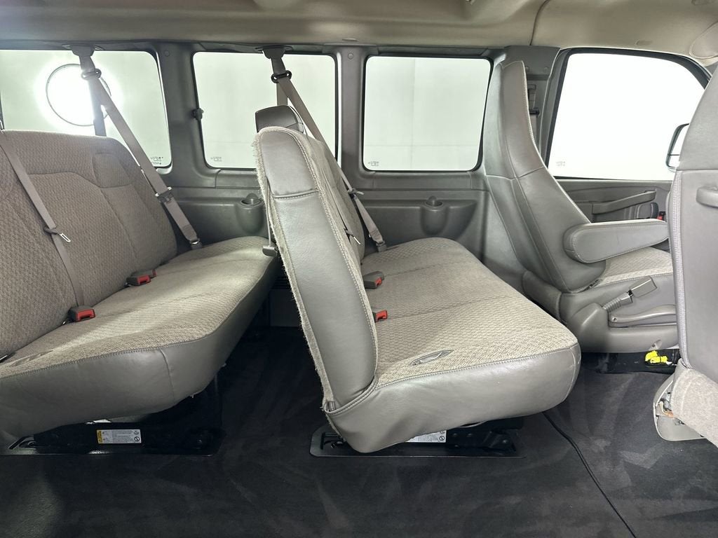2025 Chevrolet Express Passenger 1LS