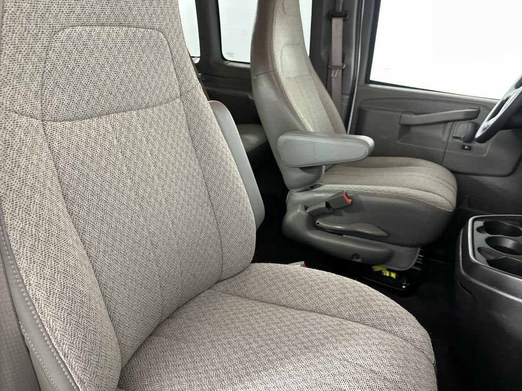 2025 Chevrolet Express Passenger 1LS