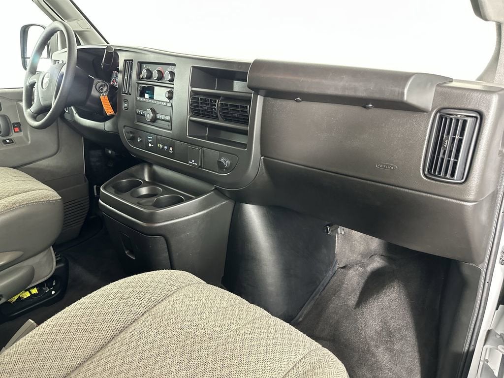 2025 Chevrolet Express Passenger 1LS