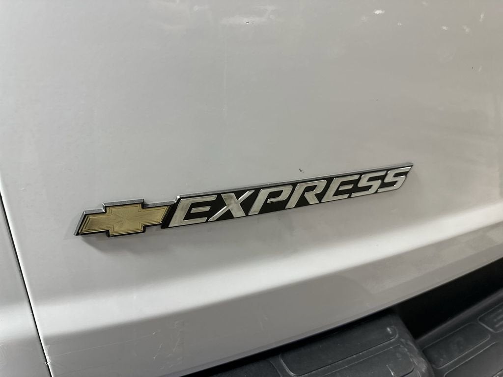 2025 Chevrolet Express Passenger 1LS