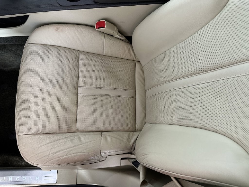 2017 Lincoln MKT Base